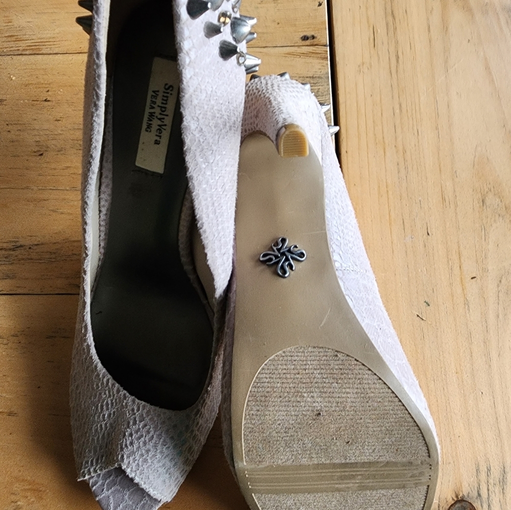 Vera Wang high heels size 8 beige patterned with studs and rhinestones